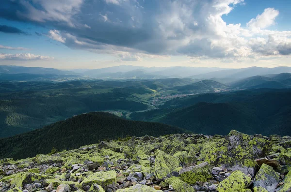 Dramatische landschap van de Karpaten — Stockfoto