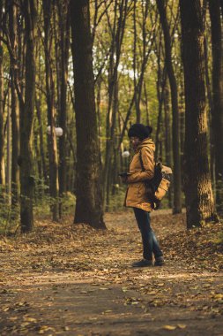 Parktaki hippi kız.