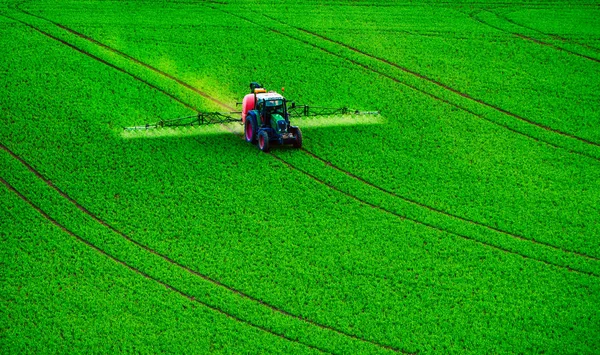 Сельскохозяйственная техника для распыления инсектицида — стоковое фото
