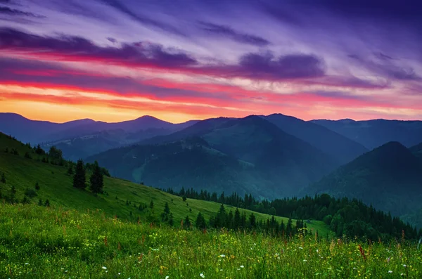 Pôr do sol colorido da montanha — Fotografia de Stock