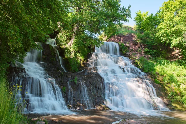 Cascada de alta montaña — Foto de Stock