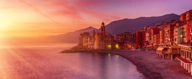 Gün batımında Camogli şehri