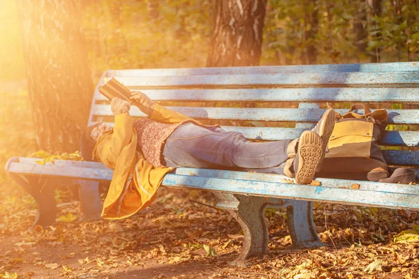 Hipster menina em um parque — Fotografia de Stock