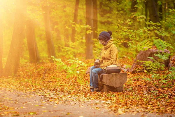 Hipster menina em um parque — Fotografia de Stock