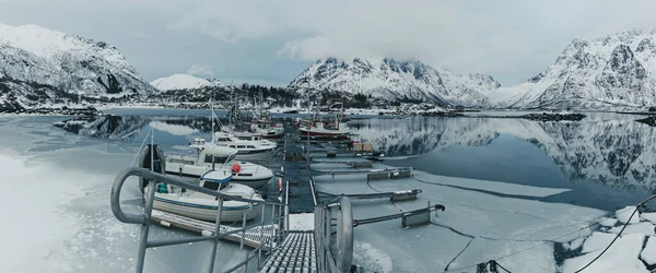 Взимку Норвегії озеро — стокове фото