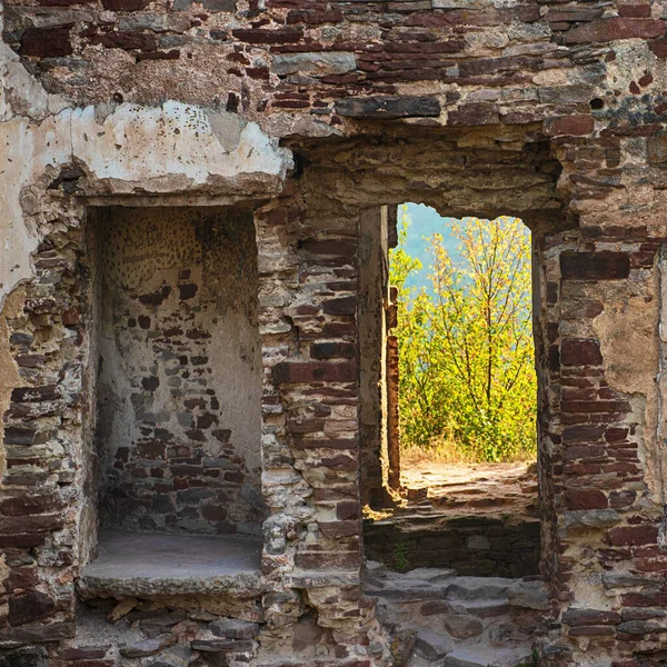 Oude muur met bres — Stockfoto