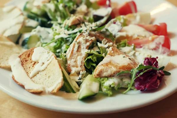Salat mit Chiken — Stockfoto