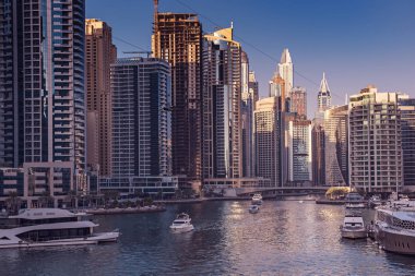 Gün batımında Dubai Marina