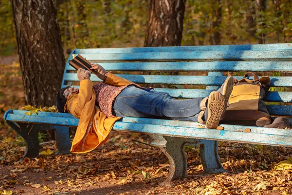 Hipster girl in a park — Stock Photo, Image