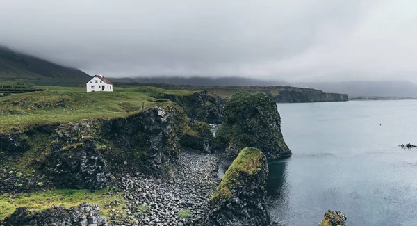 Ісландський самотньо будинку — стокове фото