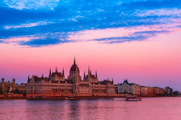 Budapest Parlamento y río — Foto de Stock