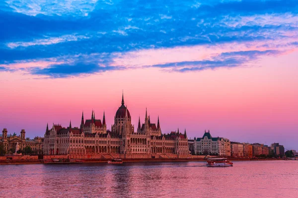 Будапештский парламент и река — стоковое фото