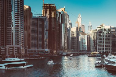 Gün batımında Dubai Marina