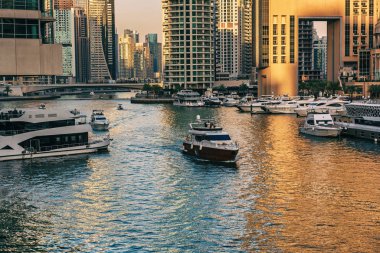 Gün batımında Dubai Marina