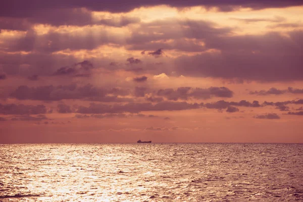 Salida del sol con un barco — Foto de Stock