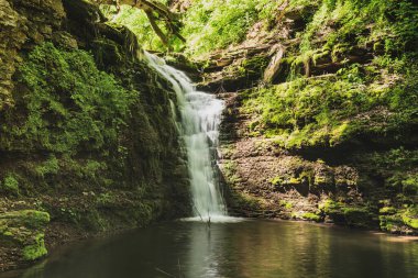 Yüksek dağ şelalesi