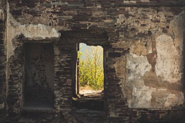 Eski duvarda delik var