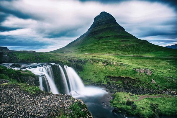 Kirkjufell montagne et cascade — Photo