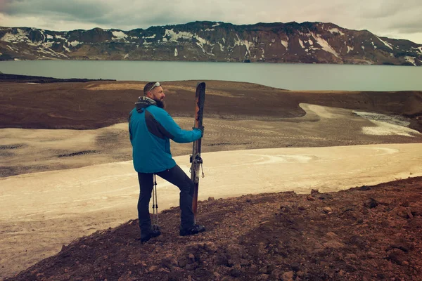 Telemark kayaklı bir adam. — Stok fotoğraf