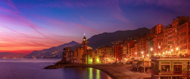 Gün batımında Camogli şehri
