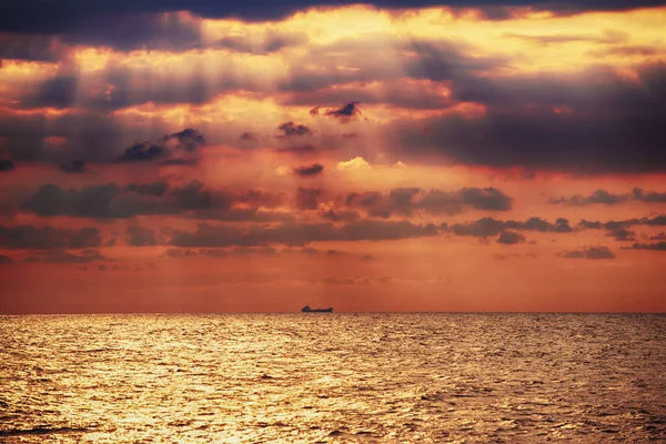 Nascer do sol com um barco — Fotografia de Stock