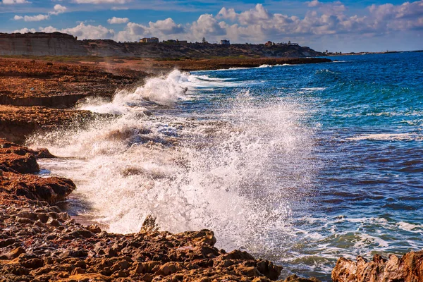 바위에 물을 튀기는 바다 — 스톡 사진