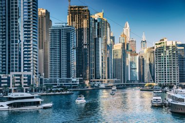 Gün batımında Dubai Marina