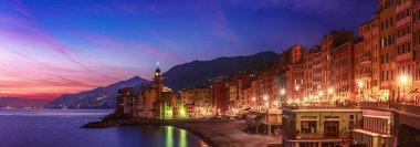 Gün batımında Camogli şehri