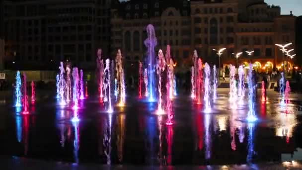 Muzikale fontein in de avondstad — Stockvideo
