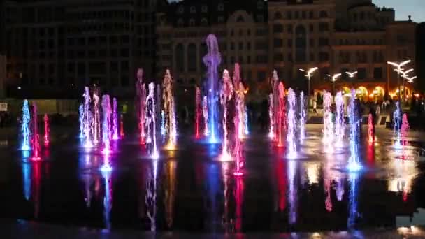 Musikalischer Brunnen in der Abendstadt — Stockvideo