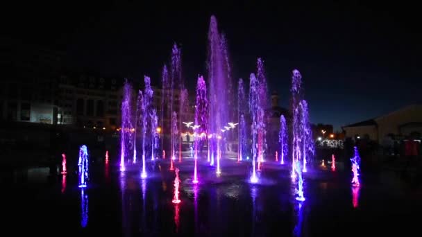 Muzikale fontein in de avondstad — Stockvideo