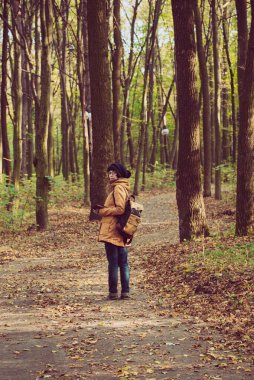 Parktaki hippi kız.