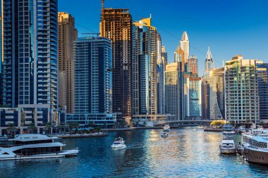 Gün batımında Dubai Marina