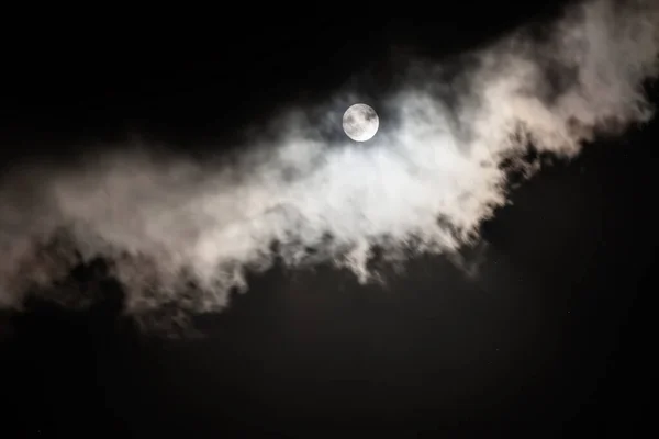 Місяць на темному небі — стокове фото
