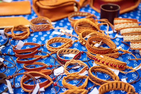 Bracelets en cuir au marché — Photo
