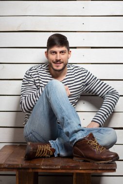 Stüdyoda poz veren seksi adam.