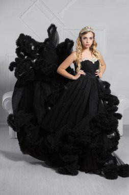 Güzel sarışın bir stüdyoda poz veriyor.