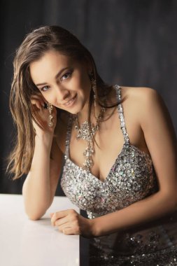 Stüdyoda poz veren seksi genç kadın.