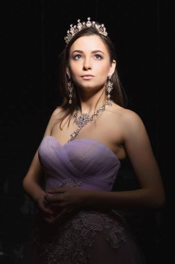 Stüdyoda poz veren güzel bir esmer.