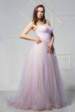 Stüdyoda poz veren genç ve güzel bir kadın.