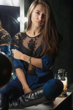 Aynanın yanında poz veren hoş bir esmer kız.