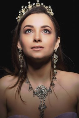 Stüdyoda poz veren dalgın esmer