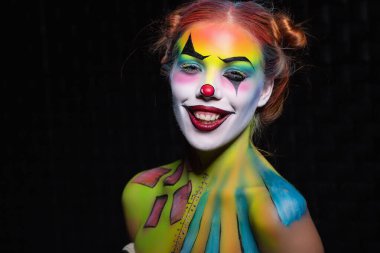 Palyaço suratlı güzel bir kadın.