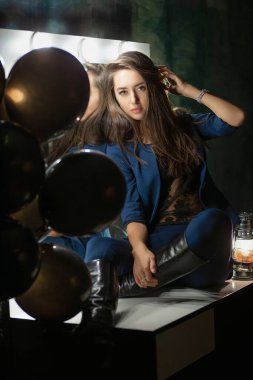 Çekici genç bayan otururken poz veriyor