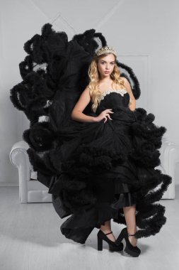 Stüdyoda poz veren genç bir sarışın.