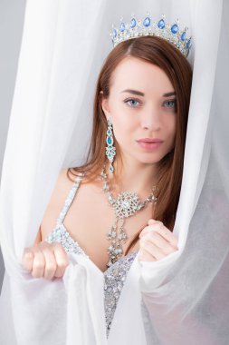 Stüdyoda poz veren güzel kadın.