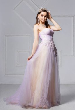 Stüdyoda poz veren seksi genç bayan.