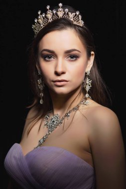 Stüdyoda poz veren güzel bir esmer.