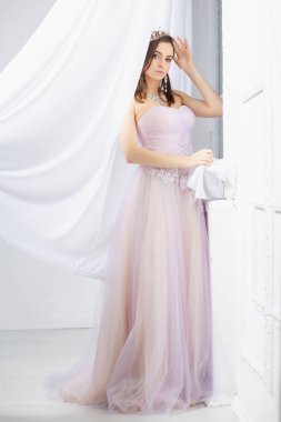 Stüdyoda poz veren hoş bir kadın.