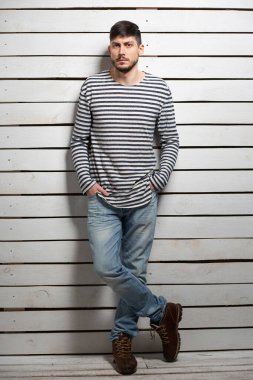 stüdyoda poz çekici genç esmer